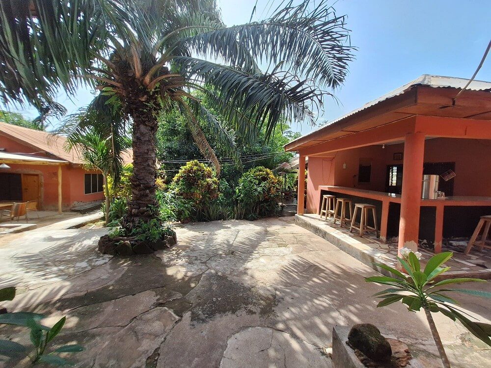 overzichtsfoto van onze tuin, bar en terras van ons hotel in Ghana