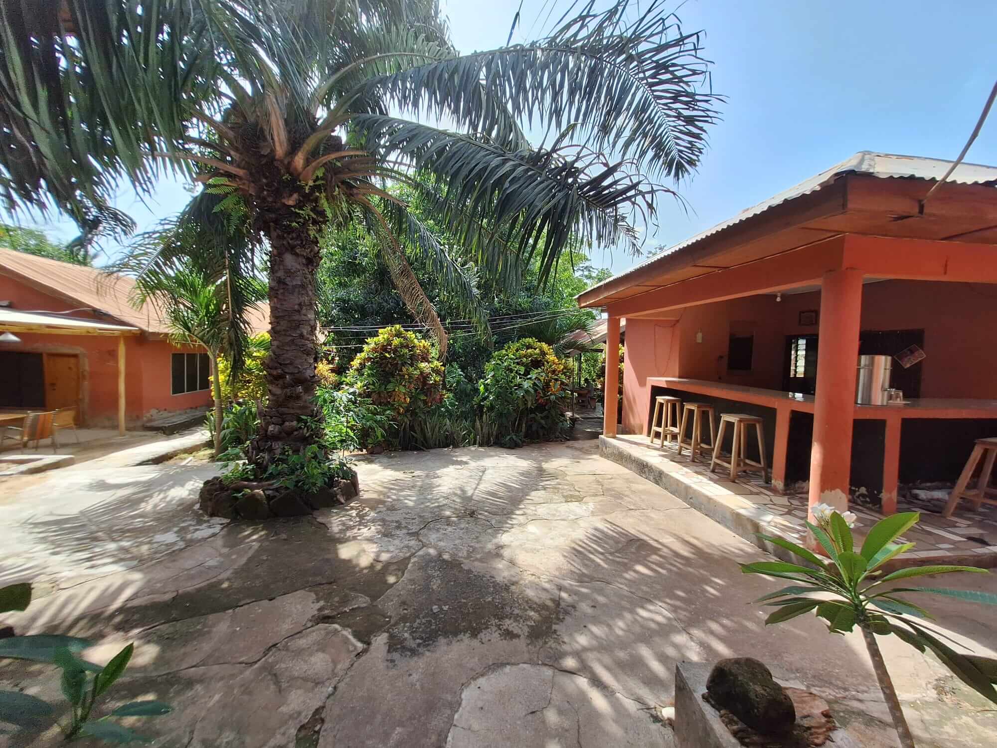 overzichtsfoto van onze tuin, bar en terras van onze gezellige lodge in Ghana
