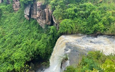 Bomfobiri waterfall excursie gedurende een Ashanti tour, onderdeel van de leukste reis routes door Ghana