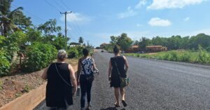 Vrijwilligers op weg naar het BWO training centrum in Ghana