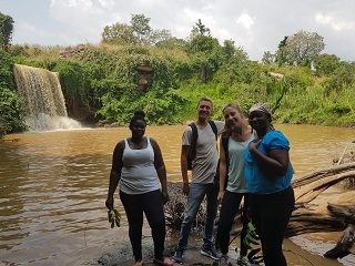 Gasten Iris en Nick met leden van team BWO in Bomfobiri tijdens een ashanti tour
