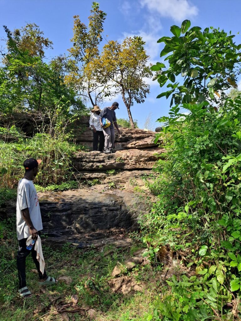 Adventurous walk in Bomfobiri during a tour in Ghana with BWO hostel