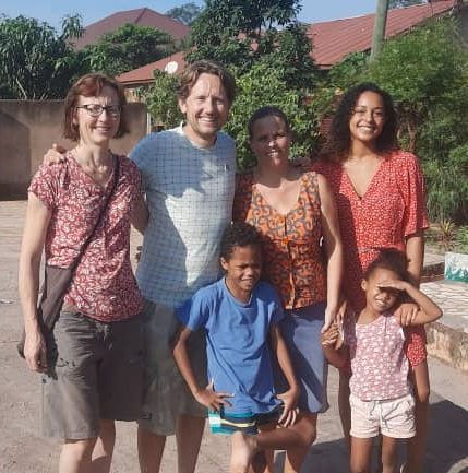 gasten Robert en Linda met Patricia en vrijwilligster Cecilia en de kinderen op de fot voor BWO hostel