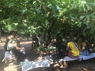 uitleg over de veelzijdigheid van cacao in adanwomase tijdens een reis door ghana