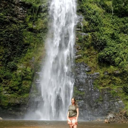 Patricia bij de Wli Falls in Ghana