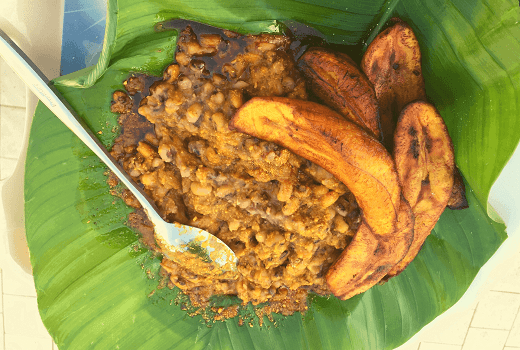 een voorbeeld van  straat eten in Ghana, gari met bonen en bakbanaan