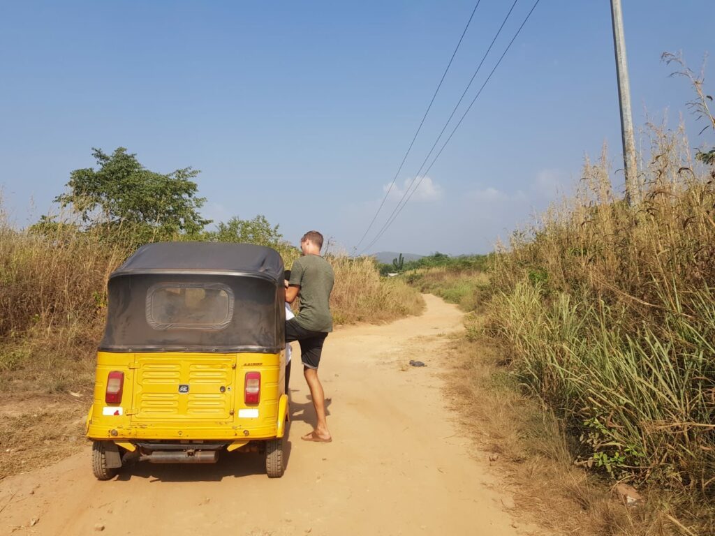 Tuk tuk's zie je overal in Ghana. Op deze foto zie je gast Nick in een Pragia, zoals we de tuktuk hier noemen, stappen