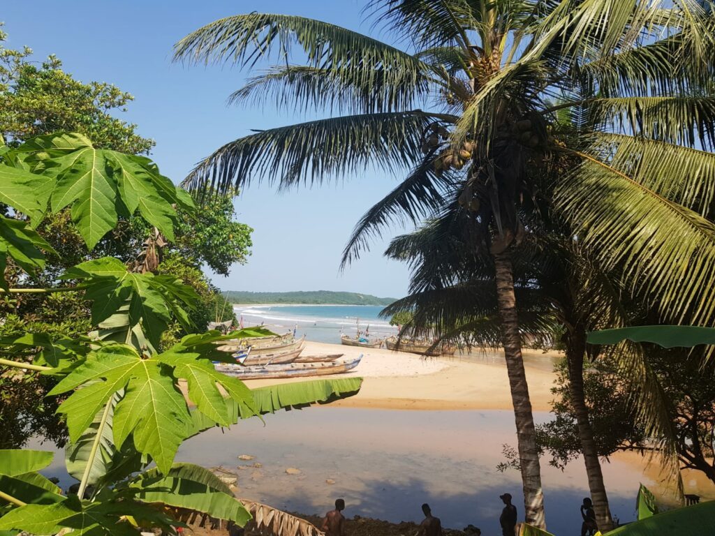 Busua Beach, prachtig strand in Ghana waar je kan verblijven tijdens de vakantie naar Ghana