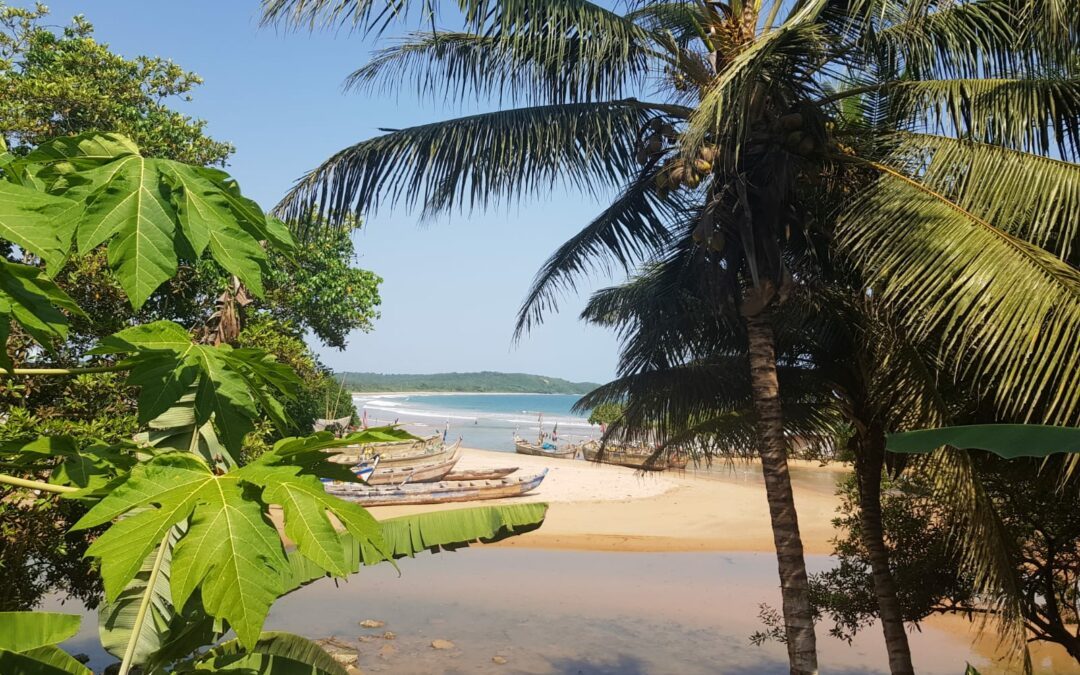 Busua Beach, prachtig strand in Ghana waar je kan verblijven tijdens de vakantie naar Ghana