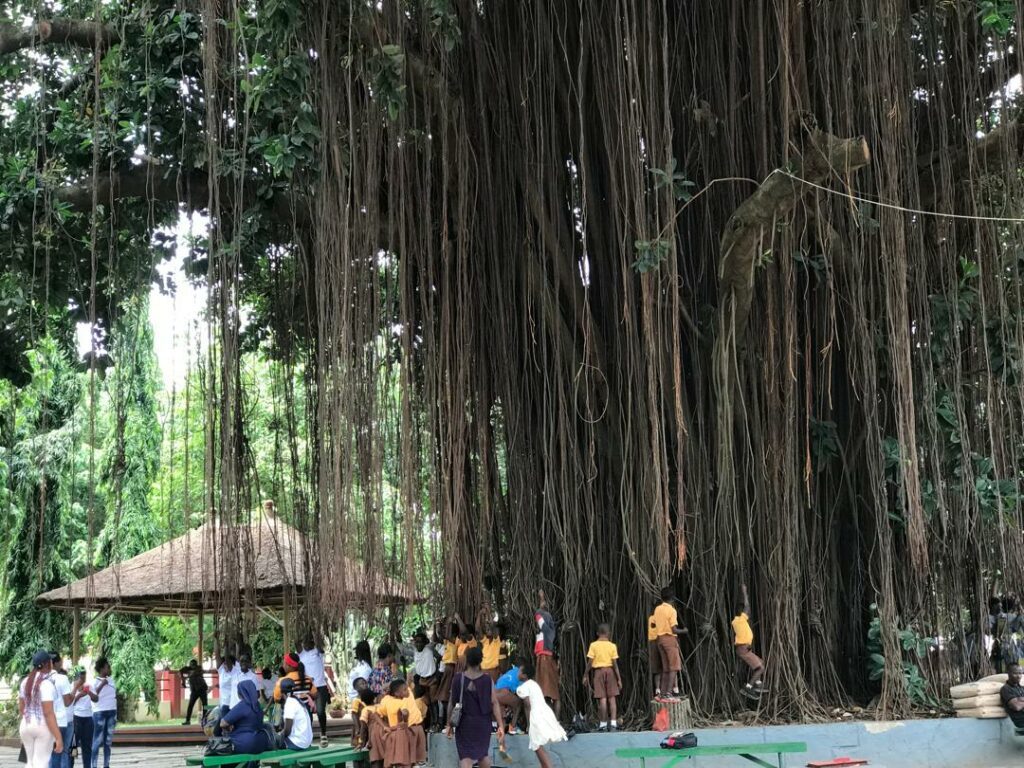 school kinderen op excursie naar Manhyia Palace in Kumasi