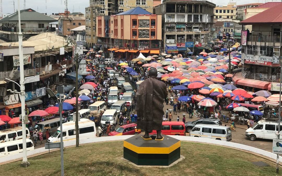 Uitzicht vanaf Kejetia market in Kumasi