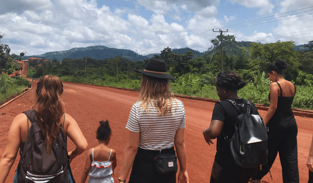 reizigers in Ghana op weg naar het dorp Banko tijdens de towntour