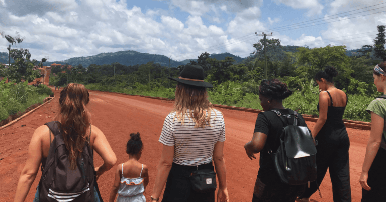 reizigers in Ghana op weg naar het dorp Banko tijdens de towntour