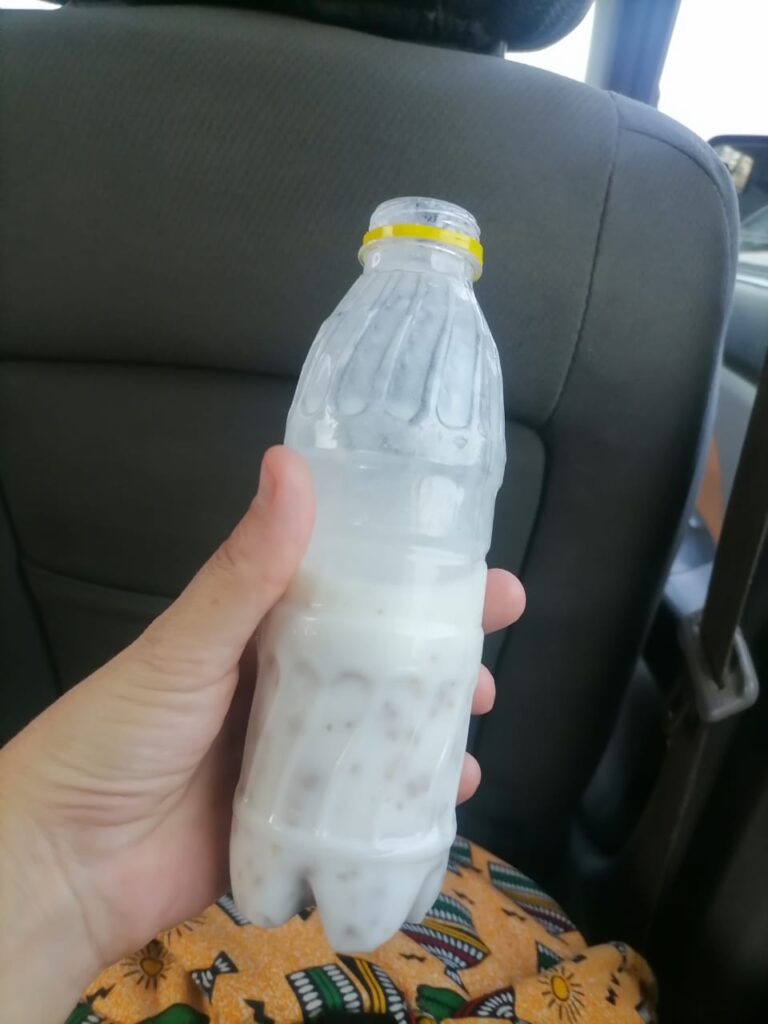 Brukina, drankje in Ghana, gekocht vanuit de auto