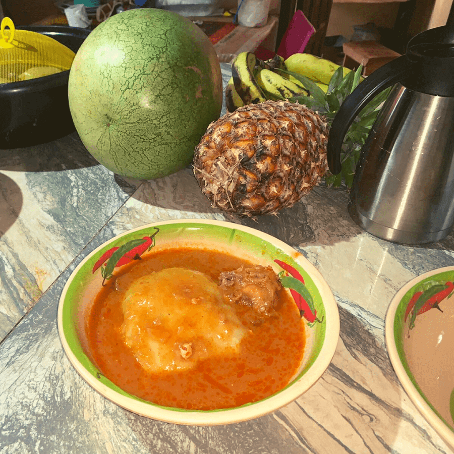 Fufu, het populairste eten in Ghana, bereid in BWO Hostel tijdens een workshop traditioneel koken