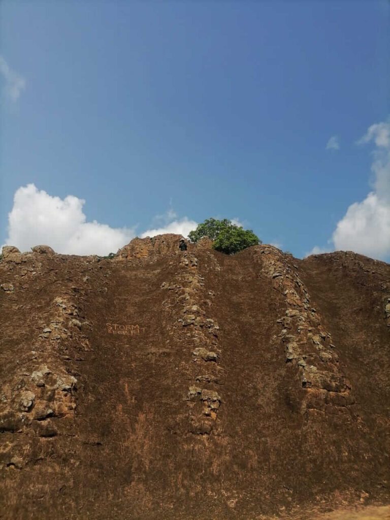 agyapong de bruidegom bovenopTanoboase rocks