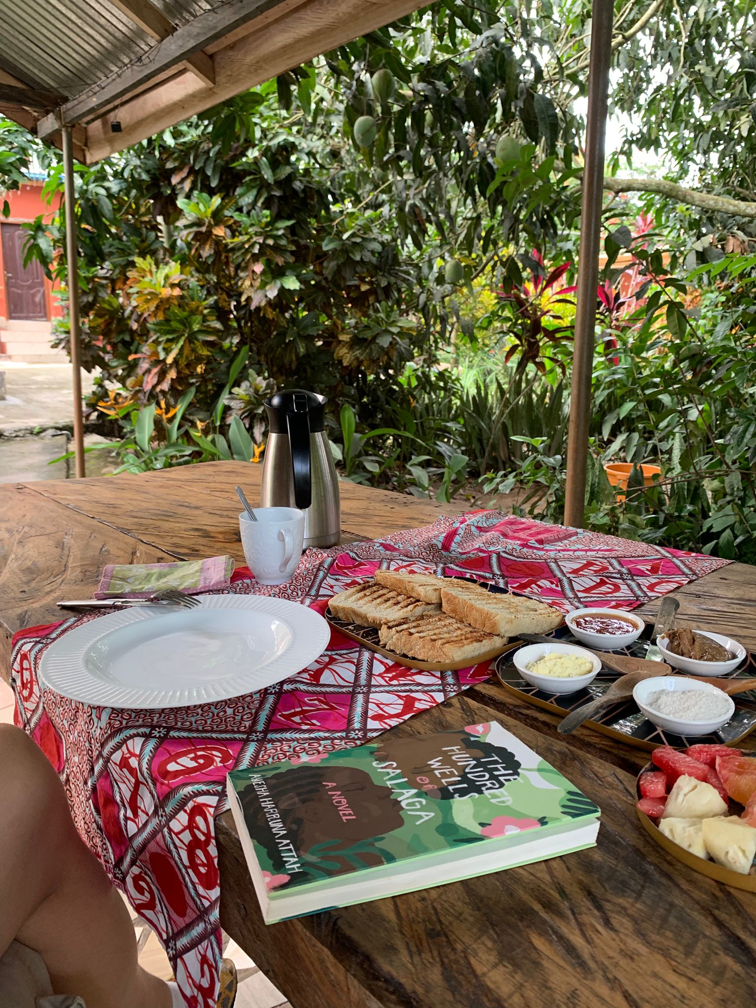 de ontbijttafel op ons prachtige terras